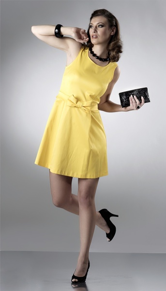 Anna Koop, gelbes Kleid