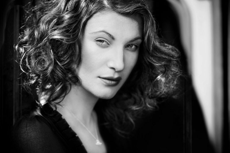 Anna Koop, black and white, women