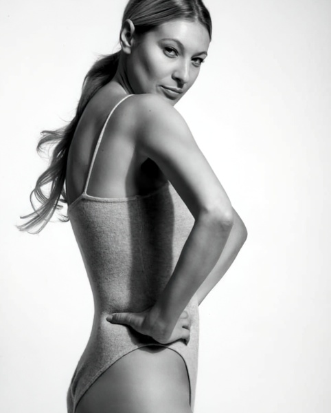 Koop Anna, black and white, women, body