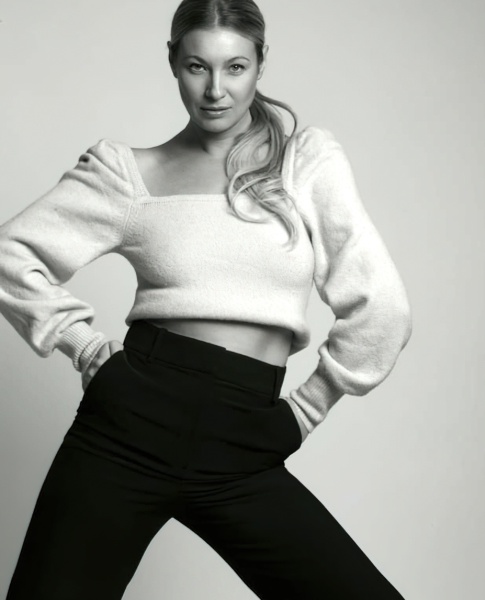 Koop Anna, black and white, women